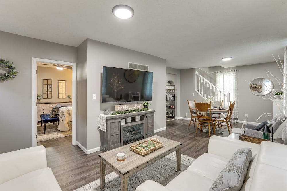 Missouri Wine Country Retreat w/ Hot Tub & BBQ - Ballwin, MO