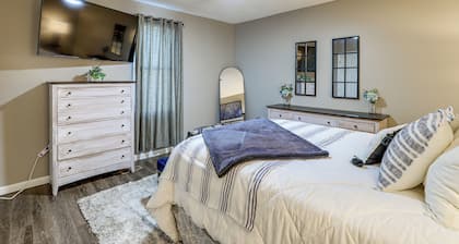 Missouri Wine Country Retreat w/ Hot Tub & BBQ