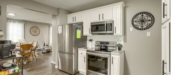 Missouri Wine Country Retreat w/ Hot Tub & BBQ