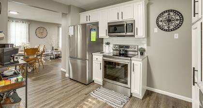 Missouri Wine Country Retreat w/ Hot Tub & BBQ