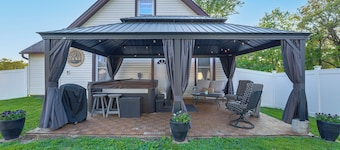 Missouri Wine Country Retreat w/ Hot Tub & BBQ