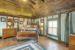 Interior - Femme Osage Haus Getaway w/ Hot Tub in Augusta! (Augusta)