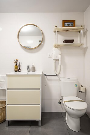 Douche, séchoir à cheveux, serviettes fournies, savon