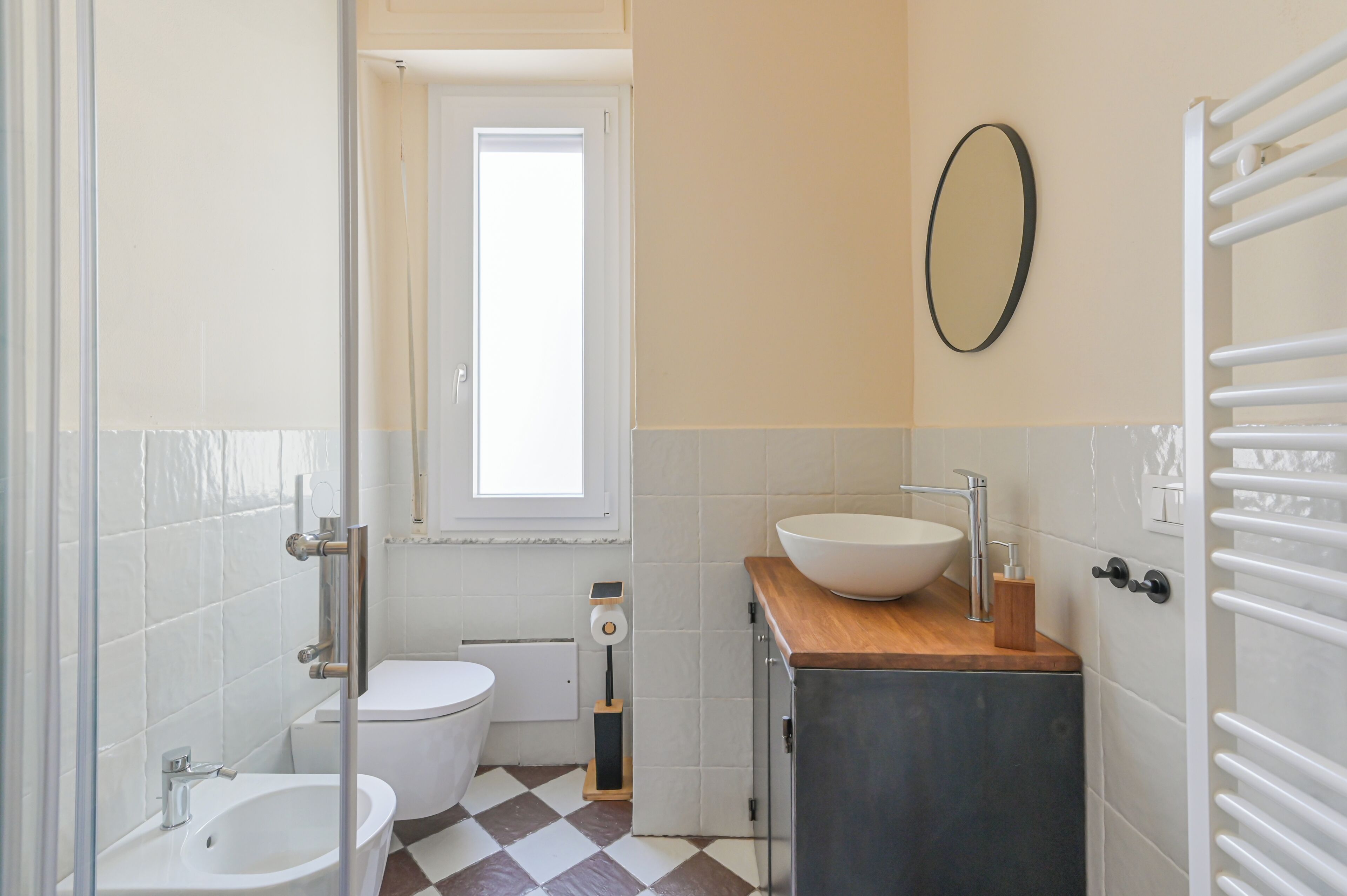 Secadora de cabello, toallas, jabón, papel de baño 