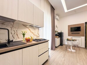 Refrigerador con freezer, microondas, horno, placa de cocina