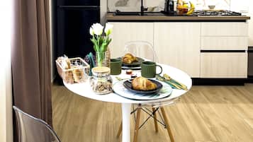 Classic Studio | Private kitchen | Full-size fridge, microwave, oven, stovetop