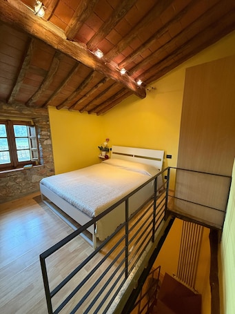 1 bedroom, bed sheets. Tuscan house immersed in the hills of Lucca.