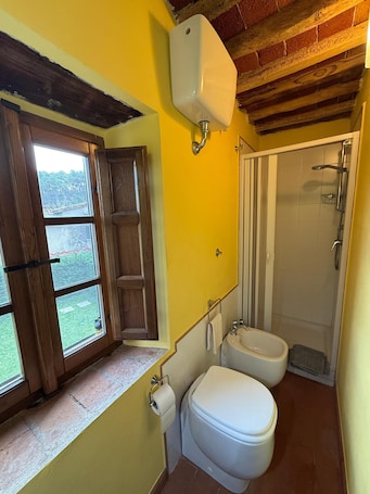 Shower, hair dryer, bidet, towels. Tuscan house immersed in the hills of Lucca.