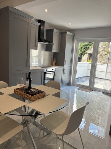 Central location, luxury apartment close to the beach, pubs and restaurants.