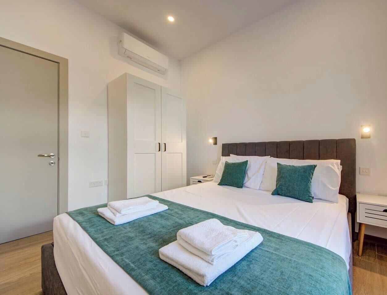 Desk, iron/ironing board, travel cot, WiFi