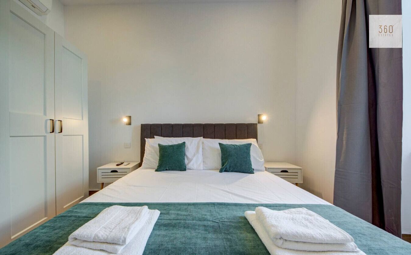 Desk, iron/ironing board, travel cot, WiFi