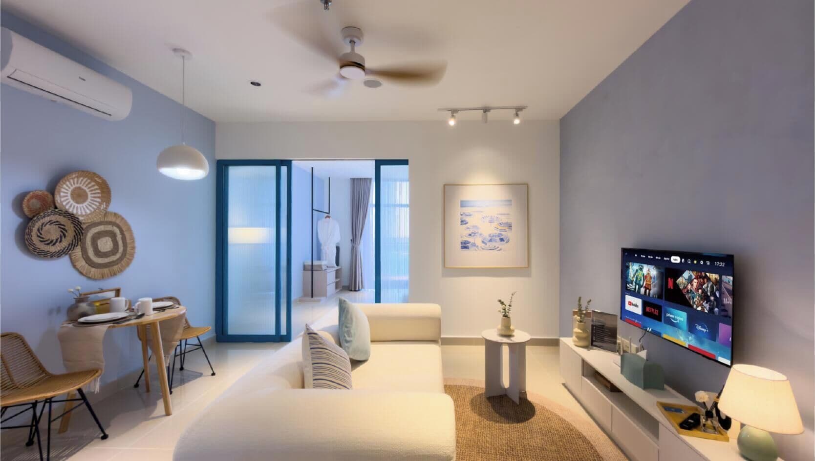 Habitación, balcón | Área de sala de estar | Smart TV de 41 pulgadas con canales por cable y Netflix 