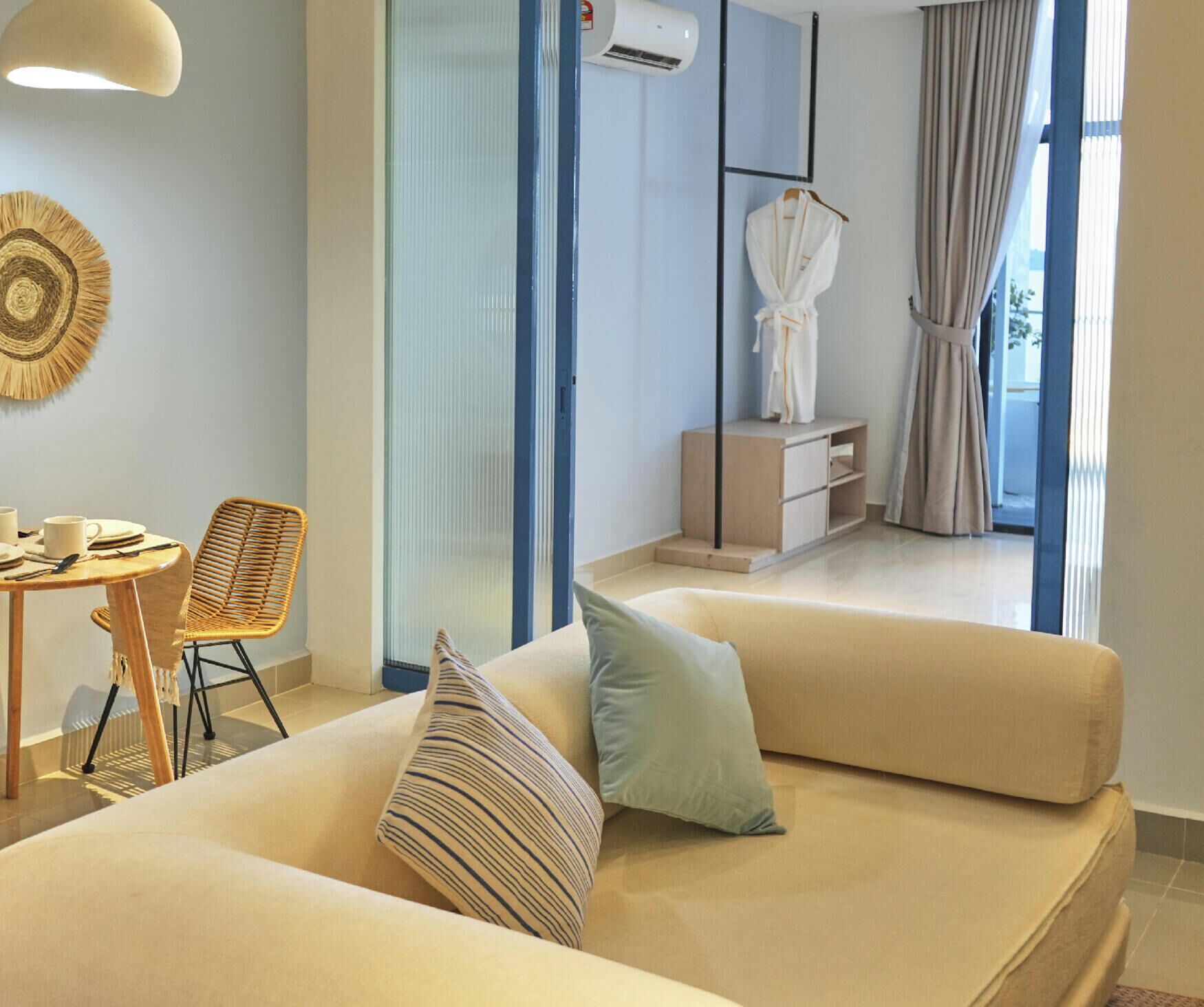 Presidential One Bedroom Bathtub Suite | In-room dining