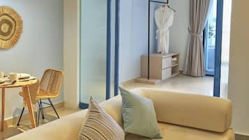Presidential One Bedroom Bathtub Suite | In-room dining