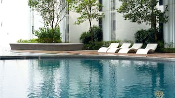 2 outdoor pools