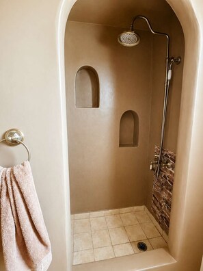 Shower, hair dryer, towels, shampoo - Sunrise Villa in Skyros - Coastal Sea View Haven (Skyros)