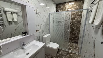 Standard Room, Balcony, Mountain View | Bathroom | Hair dryer, towels, soap, shampoo