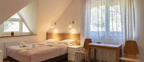 Chambre double | Coffre-fort, décor unique, ameublement unique, fer et planche à repasser