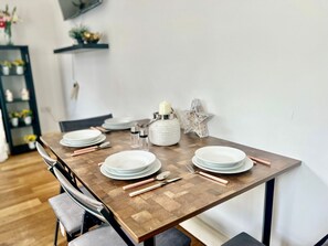 Dining - 2BR Apartment in the heart of Streatham High road (London)