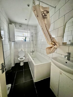 Bathroom - 2BR Apartment in the heart of Streatham High road (London)