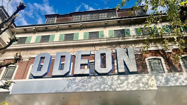 Een gebouw met het bord 'ODEON' er duidelijk op.