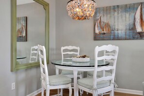Dining - 🏖️Steps to Beach | Great Outdoor Spaces | Perfect for Families | Beach Dreams☀️ (St. Joe Beach)
