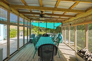 Outdoor dining - Marvelous 3-bedroom house with pool, hot tub, and lanai on Amelia Island (Fernandina Beach)