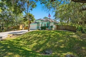 Exterior - Marvelous 3-bedroom house with pool, hot tub, and lanai on Amelia Island (Fernandina Beach)