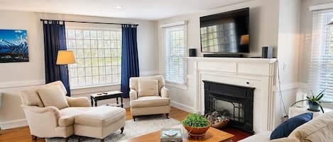 Una Smart TV, una chimenea