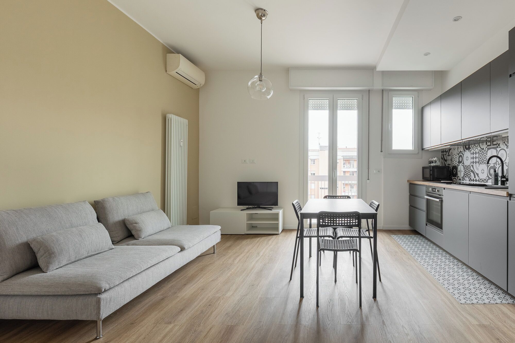 Appartement, balkon | Woonruimte | Een 35-cm televisie met digitale zenders