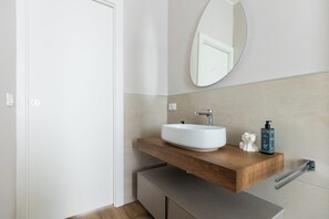Appartement, balkon | Badkamer