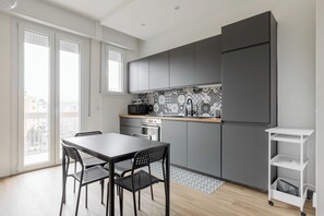 Apartemen, balkon | Tempat makan