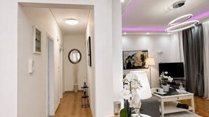 Een moderne woonkamer met een televisie, bank en salontafel.