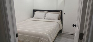 Room - 5 minutes to Lake Ontario! Cozy Family-Friendly Private Apartment (Ajax)