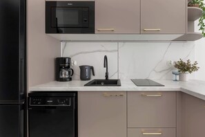 Kühlschrank, Mikrowelle, Ofen, Herdplatte