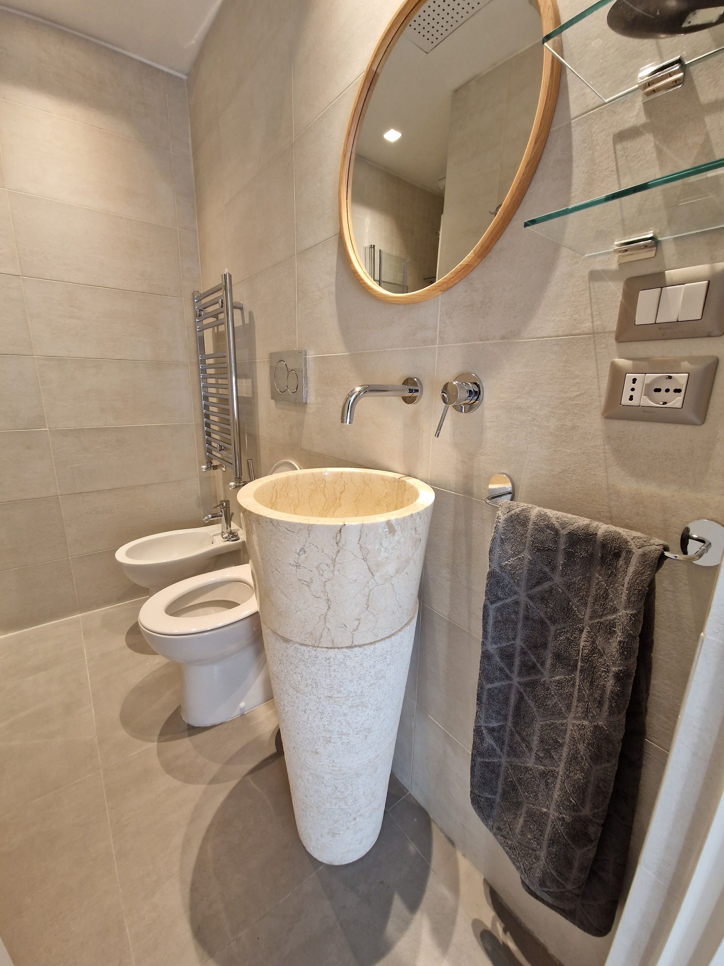 Shower, hair dryer, bidet, towels