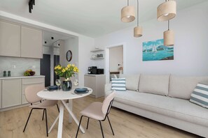 Un espace de vie moderne comprenant un coin repas, un canapé et une cuisine.