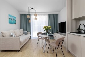 TV - Stylish Apartment with Terrace | Close to the Beach | Parking. (Międzywodzie)
