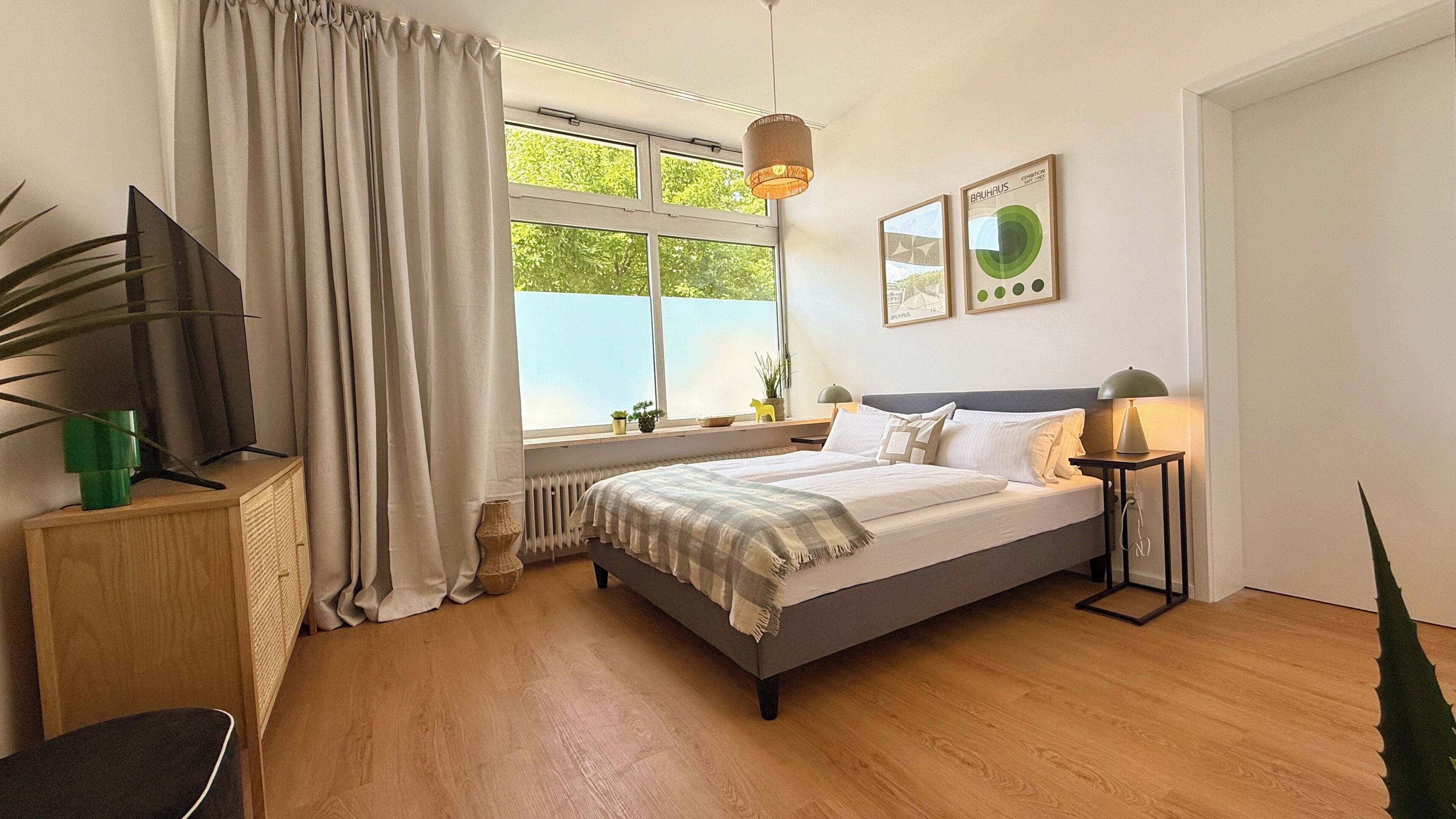 Superior-Apartment, 2 Schlafzimmer | Laptopgeeigneter Arbeitsplatz, schallisolierte Zimmer