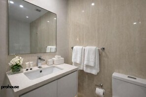 Bathroom - ProHouse - Sydney Airport Wolli Creek (Wolli Creek)
