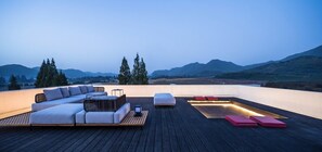 Front of property - evening/night - Zhangjiajie Waterfront Huajian Inn (Zhangjiajie)