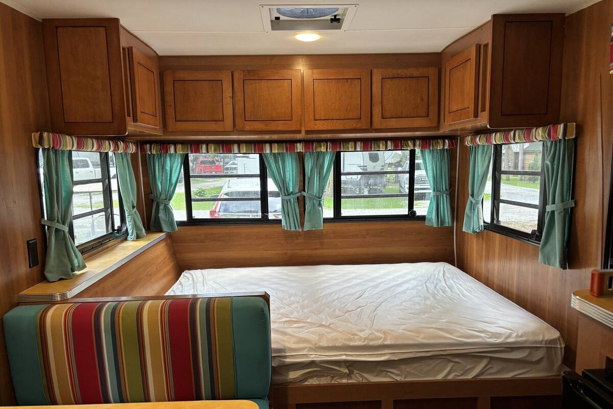 Habitatge mòbil Deluxe, 1 llit de matrimoni, cuina bàsica | Wifi gratuïta i roba de llit 