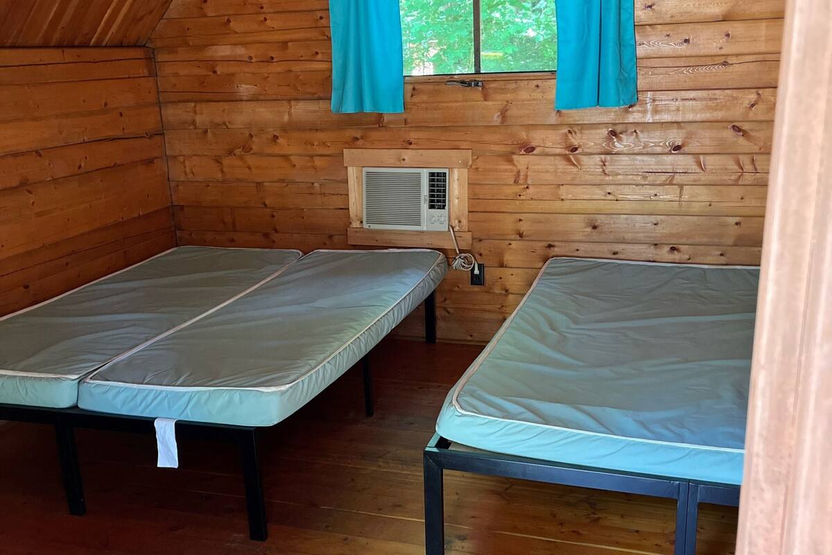 WiFi (free), bed sheets