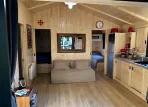 2 bedrooms, iron/ironing board, bed sheets