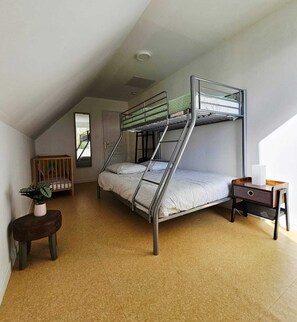 4 chambres, fer et planche à repasser, draps fournis