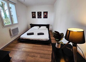 4 dormitorios, tabla de planchar con plancha, ropa de cama