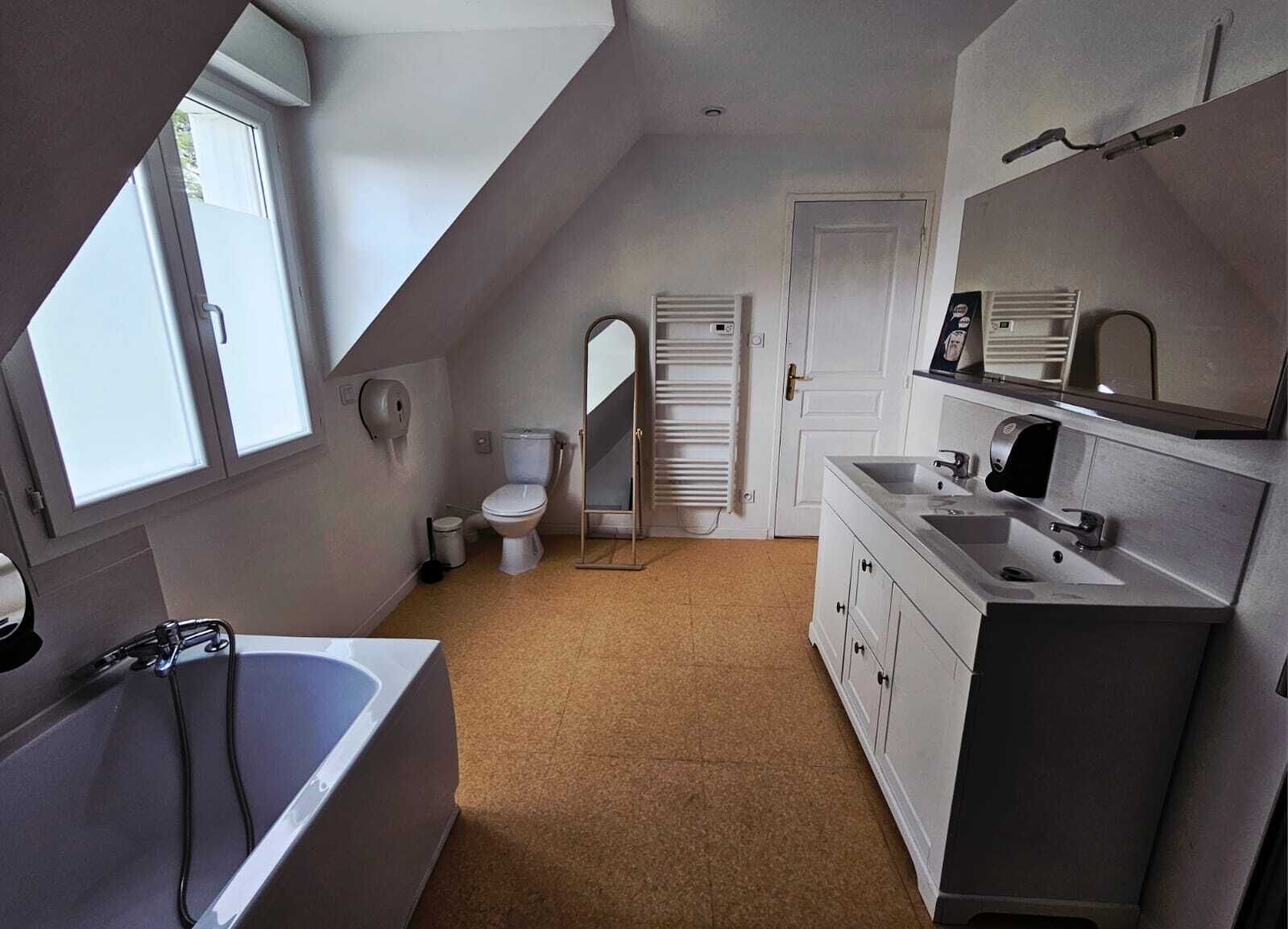 Haartrockner, Handtücher, Seife, Toilettenpapier
