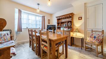 Deluxe Cottage, Courtyard View | Dining