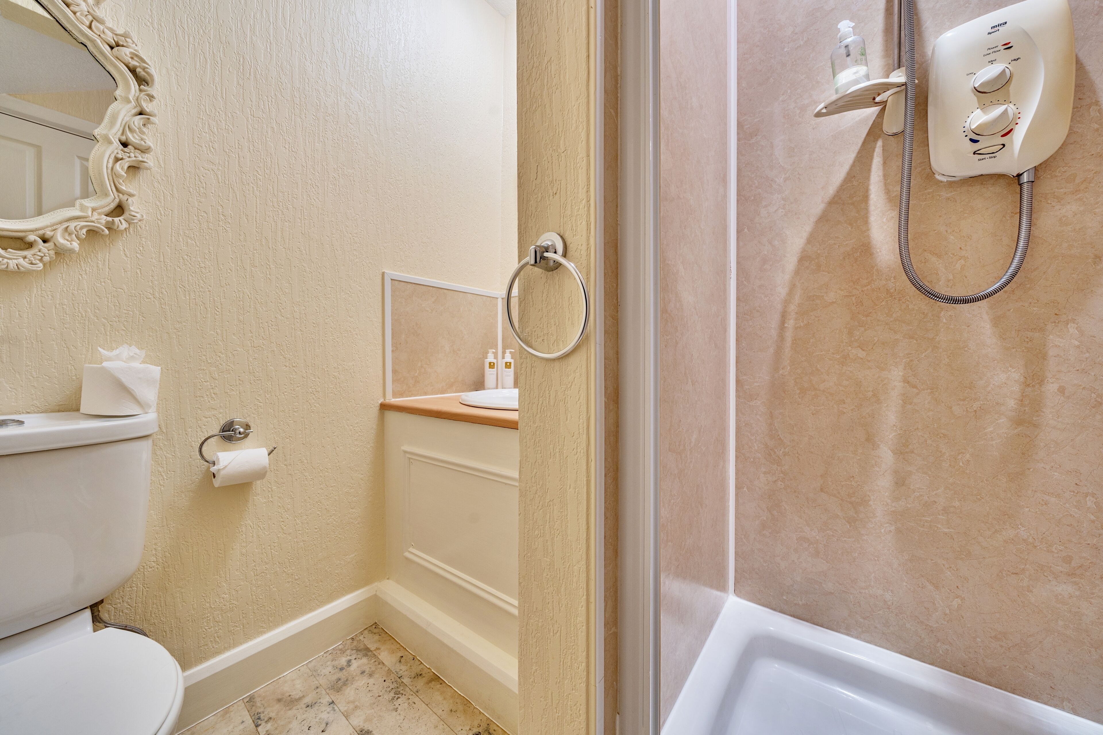 Deluxe Cottage, Courtyard View | Bathroom | Hair dryer, towels, soap, shampoo
