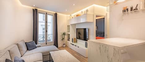 Comfort Apartment, City View | Living area